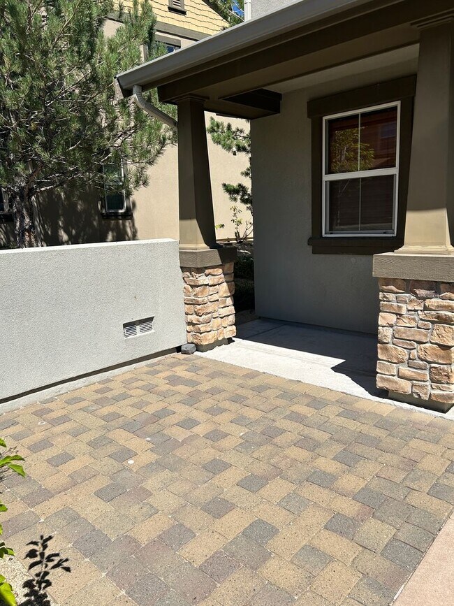 Building Photo - **READY FOR MOVE IN** Somersett Townhome