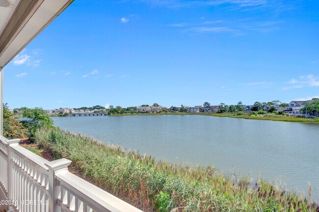 Building Photo - 10 Watersedge
