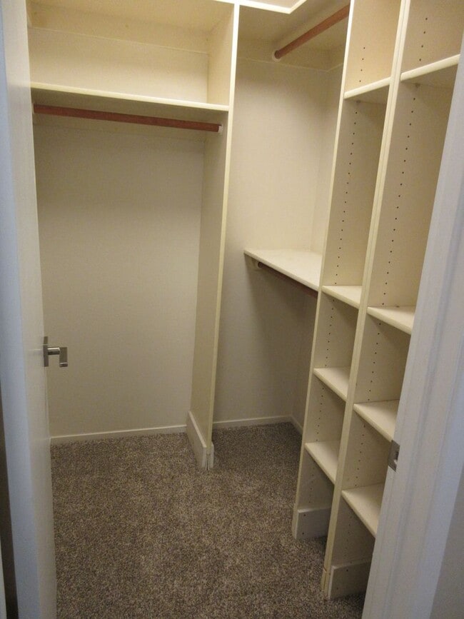 Building Photo - Three bedroom, two bath home located on a quiet cul-de-sac in desirable Bay View Heights