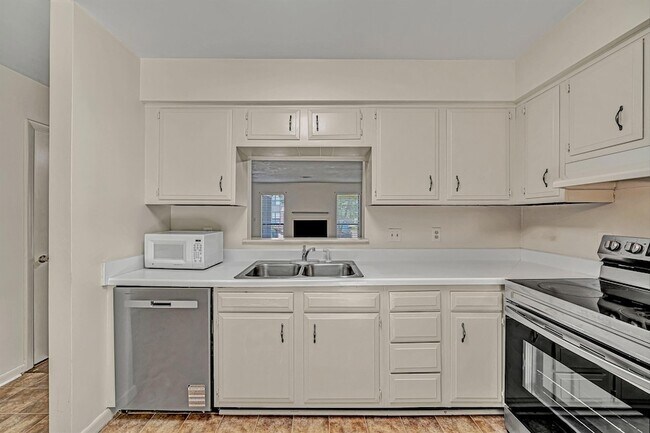 Building Photo - 7007 Oak Ct