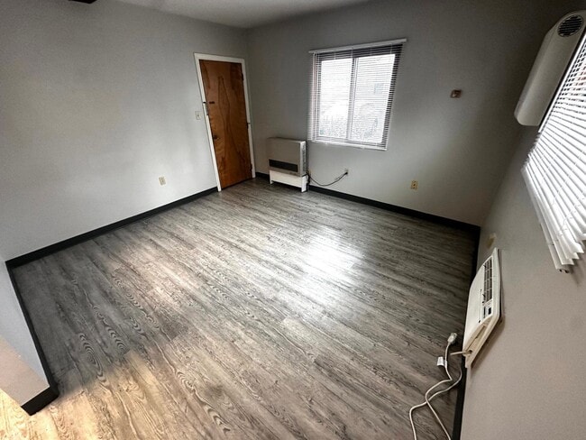 Building Photo - 10 Thompson St