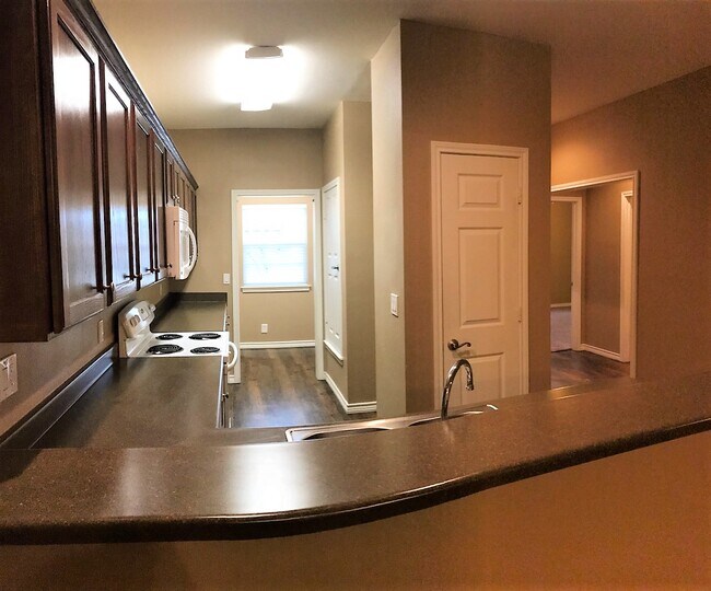 Building Photo - 4245 Castlegate Dr