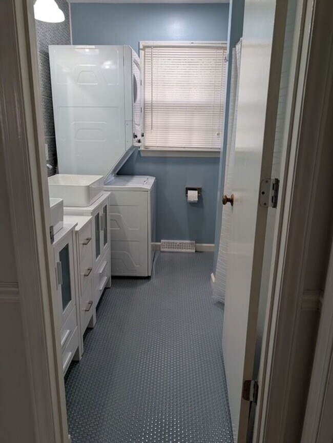 Building Photo - Lindley Park Rental!