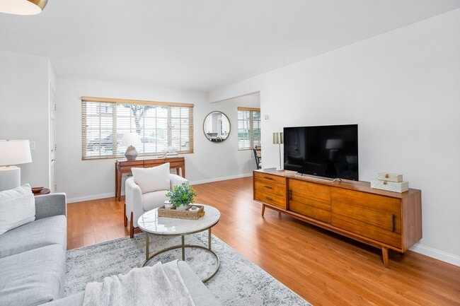 Building Photo - Bungalow In Huntington Beach