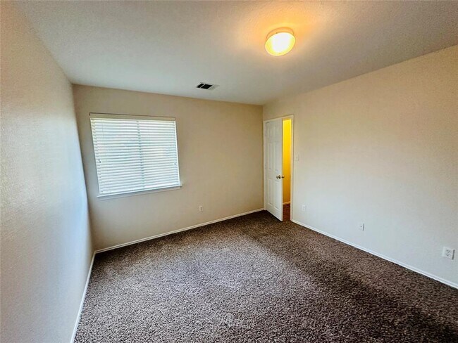 Building Photo - 17320 Bishopsgate Dr