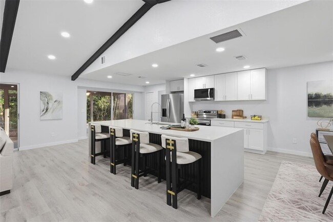 Building Photo - 300 E Sweetwater Creek Dr