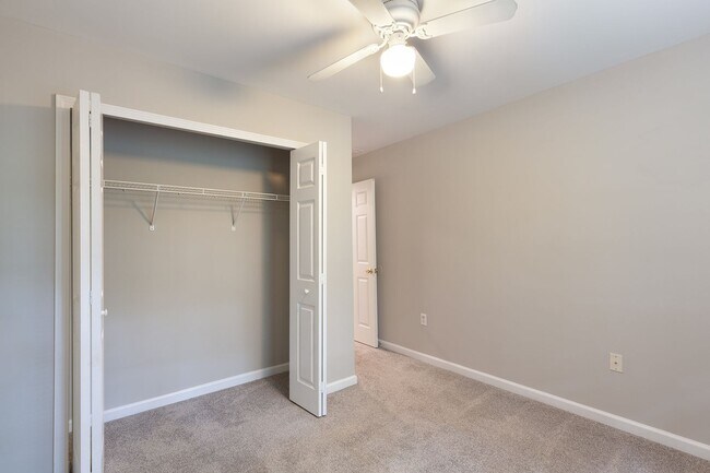 Building Photo - 3bd/2ba Duplex Unit w/ Garage in Ideal Loc...