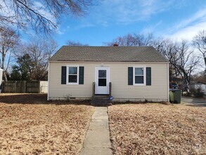 Building Photo - Spacious 3 Bedroom 1.5 Bath Ranch with Fen...