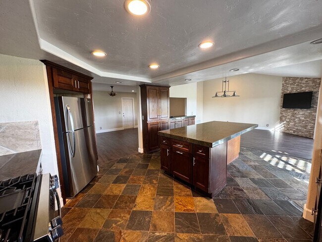 Building Photo - Stunning Mission Viejo home with a View