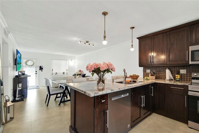 Building Photo - 4260 SW 68th Ct