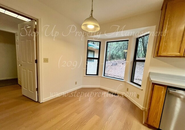 Building Photo - Cozy and Charming 3 Bedroom 2 Bathroom in ...