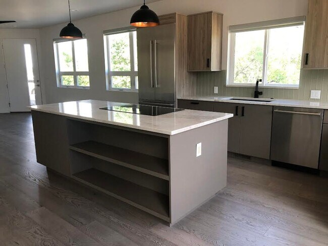 Building Photo - Beautiful 3 Bed, 4 Bath Home, Stunning Views from Rooftop Deck, D-12, close to DT and Military