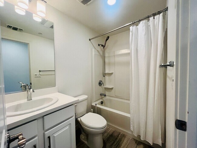 Building Photo - Vibrant 3 BED + 2.5 BA Milpitas Townhouse. Stainless Steel Appliances. Great Location.