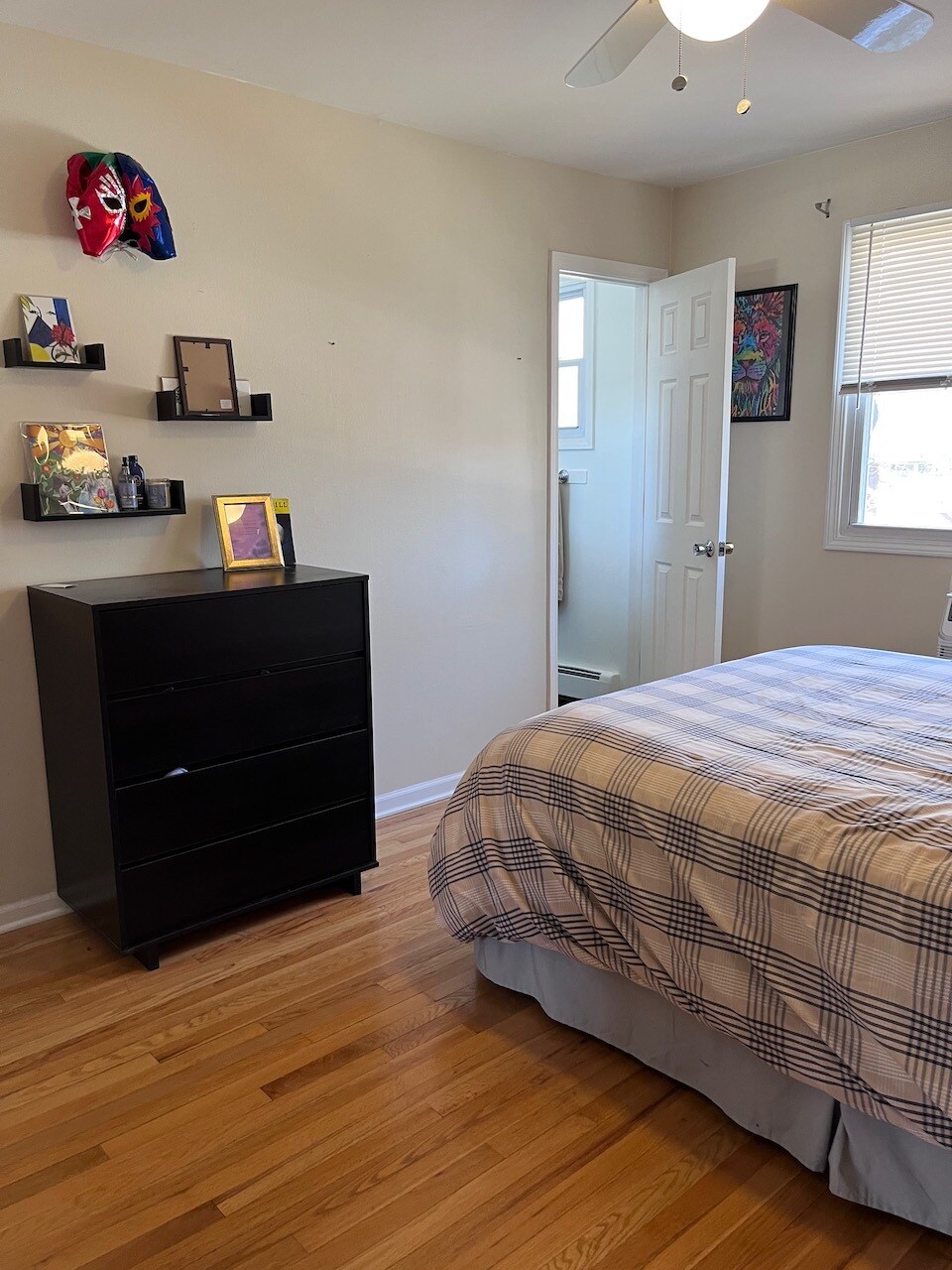 Building Photo - 1531 W Sherwin Ave