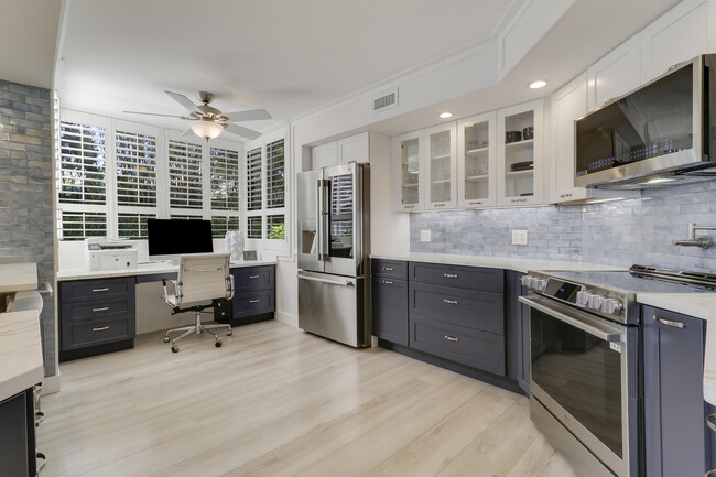 Building Photo - 515 Bay Colony Dr N