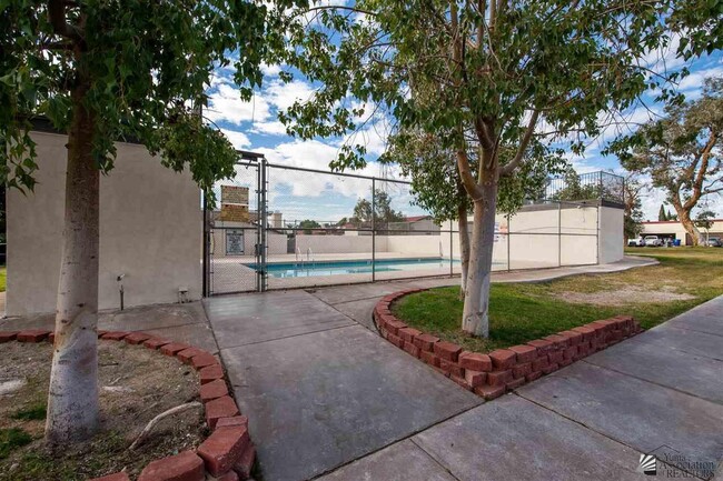 Building Photo - 1414 W Santa Maria Way