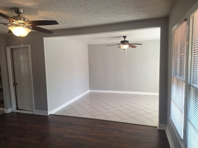 Building Photo - Spacious Home with a Huge Backyard & Modern Finishes