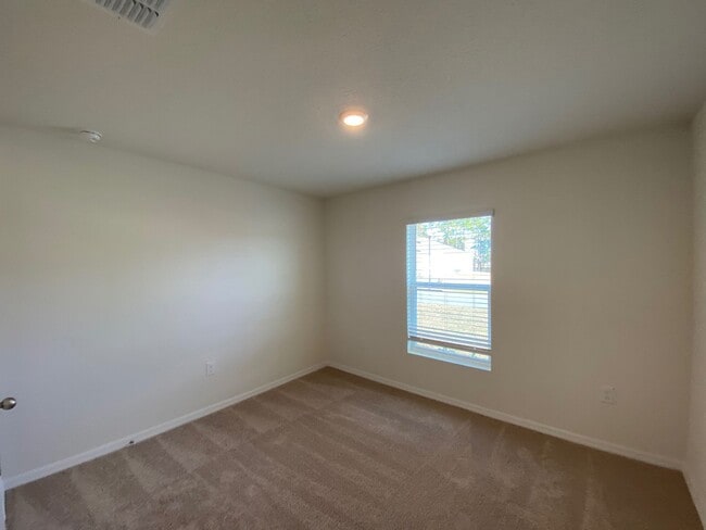 Building Photo - Desirable Lake Diamond Subdivision 3/2/2 **Won't Last**