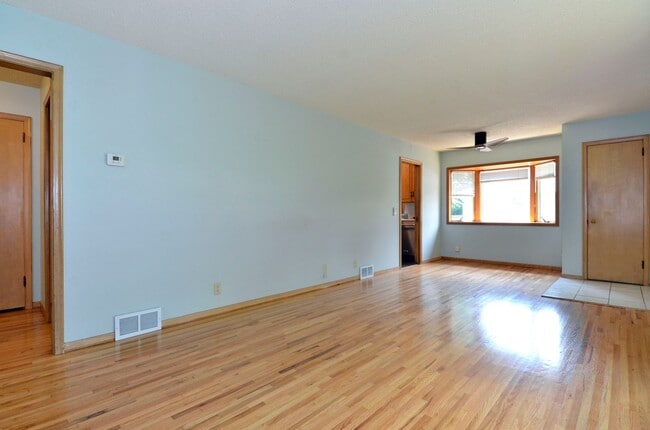 Building Photo - Beautiful 4-Bed, 2-Bath Home in Bloomington - Available Now!