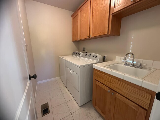 Building Photo - 841 Lawrence Dr