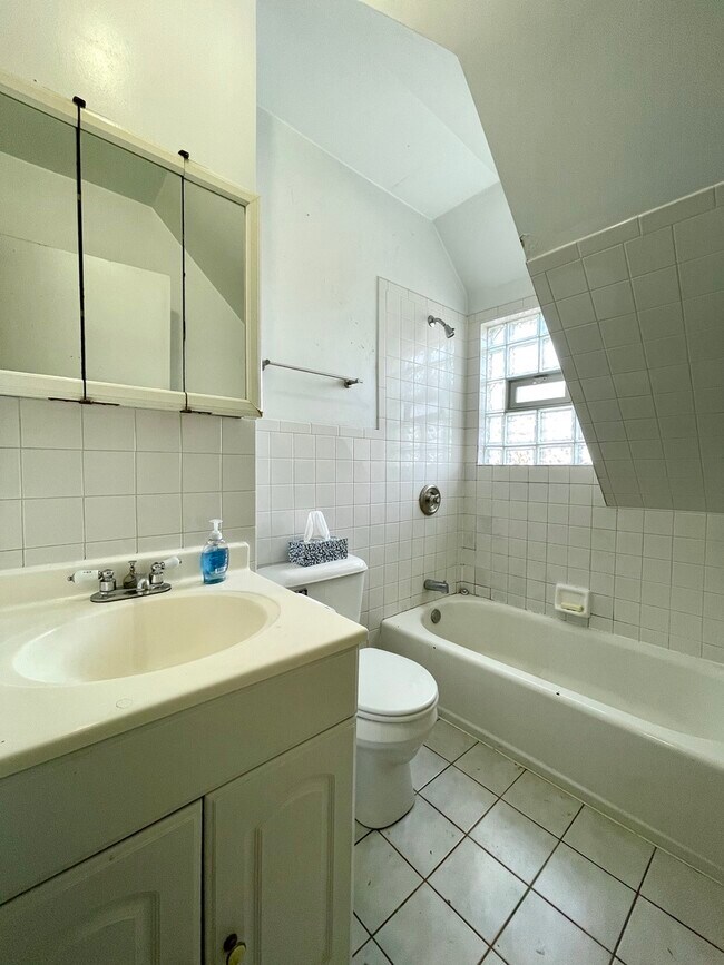 Building Photo - 3434 W Drummond Pl