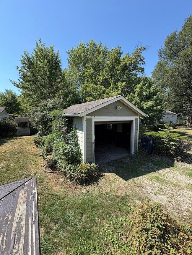 Building Photo - Three bedroom one bathroom home for rent