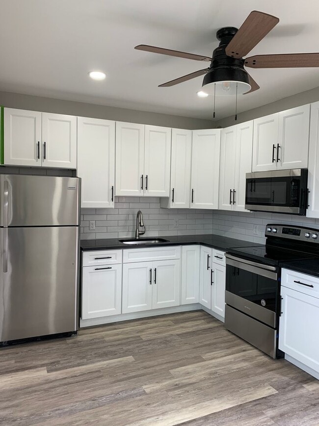 Building Photo - 3 BR 1.5 BA single family rental