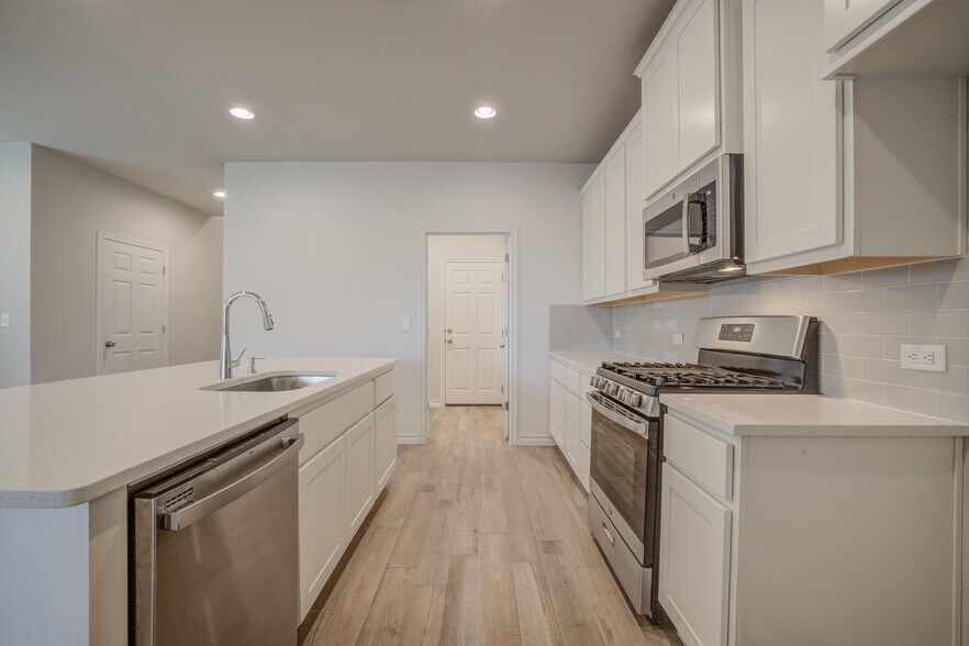 Stainless Appliances - 1602 Denesa Dr