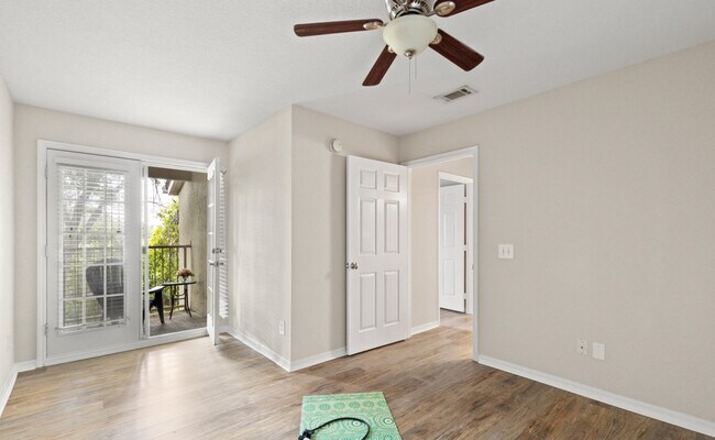 Building Photo - 13700 Richmond Park Dr N
