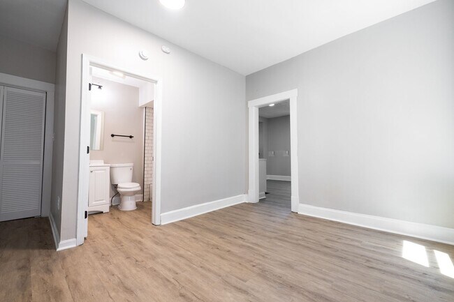 Building Photo - 358 St Clair Ave