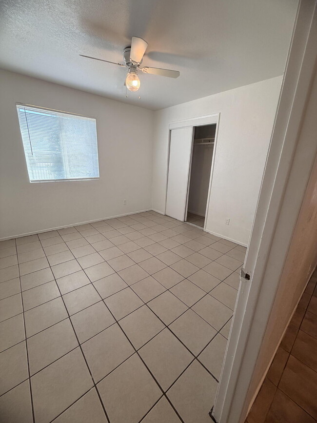 Building Photo - Spacious 3 Bed / 1 Bath Apartment with Open Layout & In-Unit Laundry