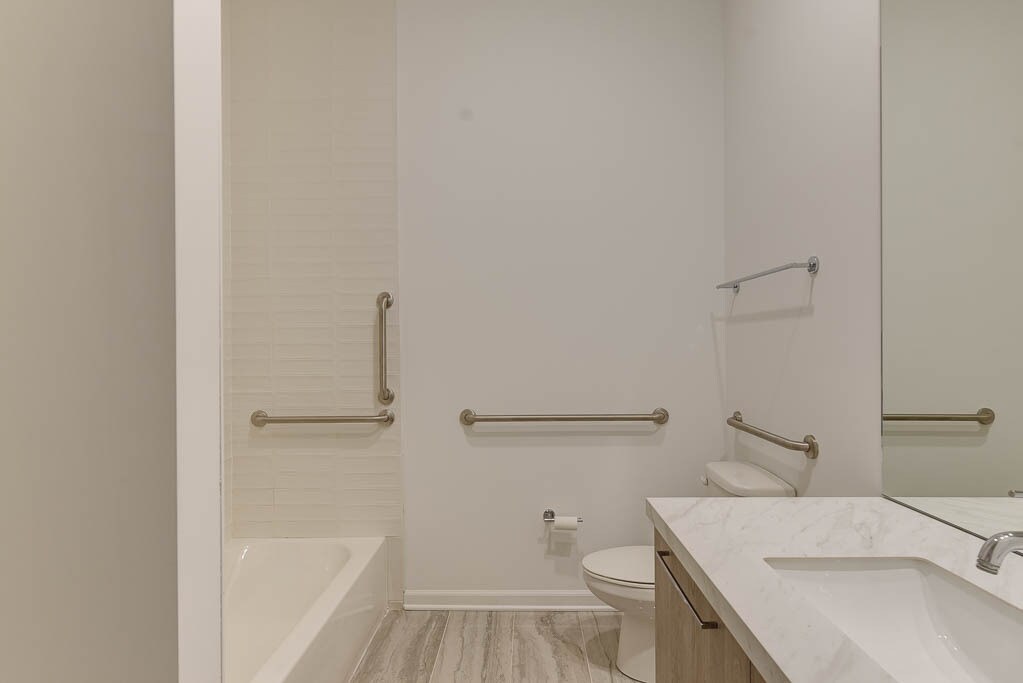 Building Photo - 100 E 14th St