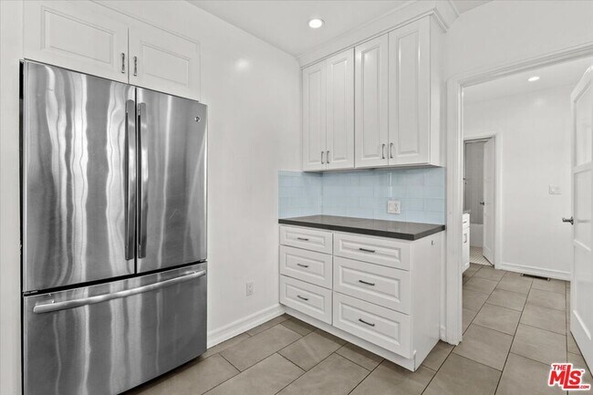 Building Photo - 203 S Detroit St