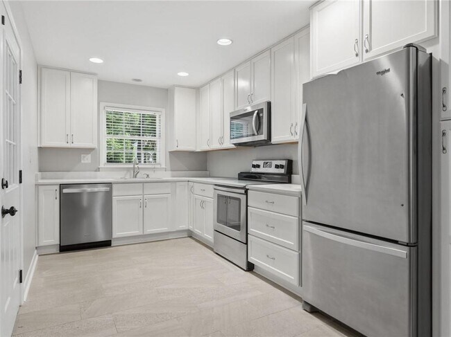 Building Photo - 1111 N Valley Dr