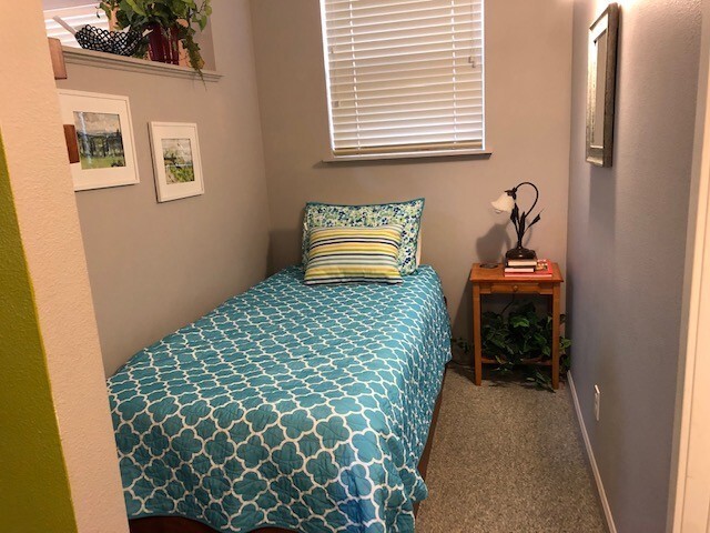 Building Photo - Furnished Condo NW Bend