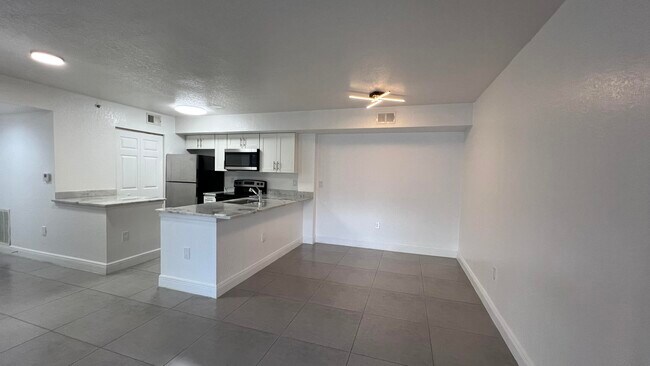 Building Photo - 191 SW Palm Dr