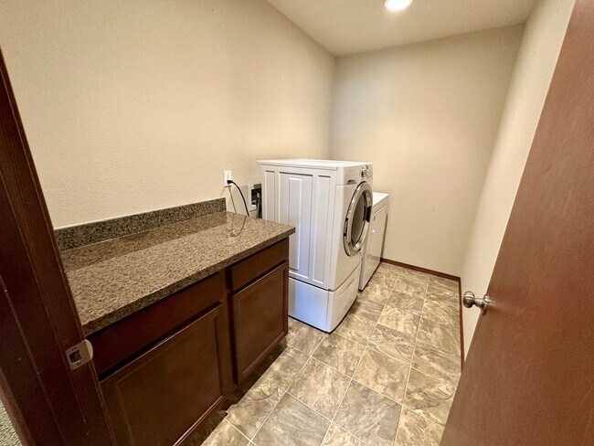 Building Photo - Large 5 Bedroom Home - North of CWU