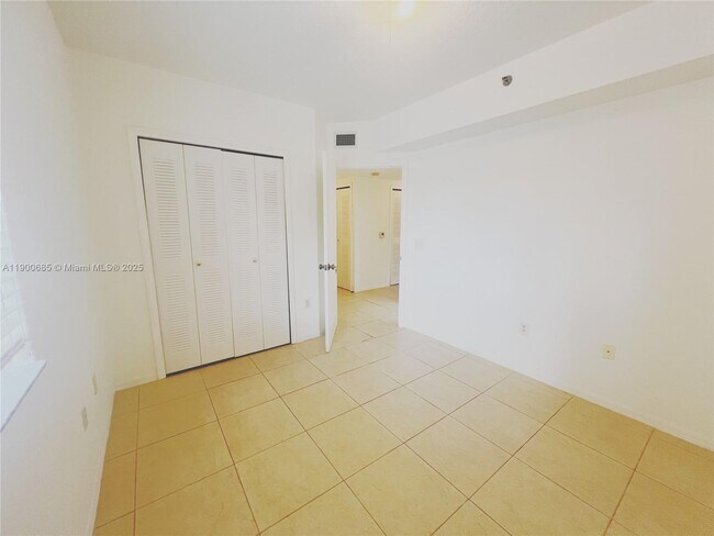 Building Photo - 9340 Fontainebleau Blvd