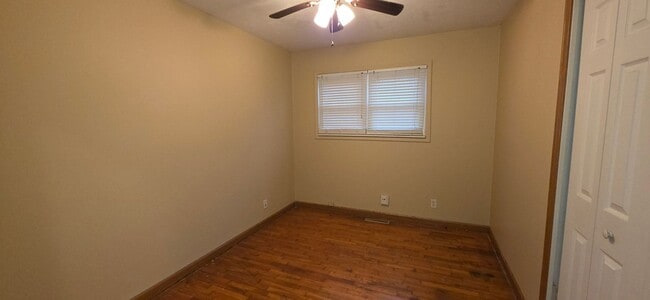 Building Photo - 3 Bedroom! All Brick! Garage!  $995!