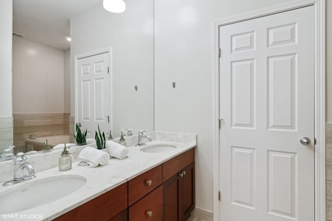 Building Photo - 810 N Wolcott Ave