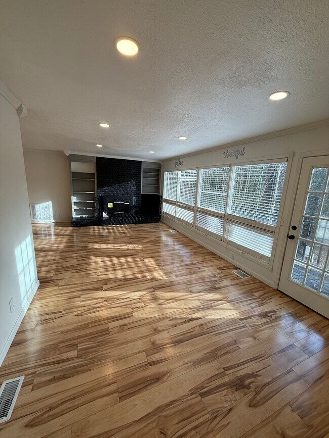 Building Photo - 323 Forrest Glen Rd