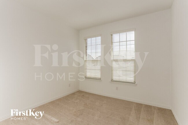 Building Photo - 10045 Elkhorn Dr