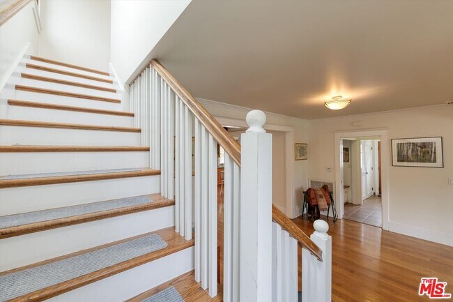 Building Photo - 933 Venezia Ave