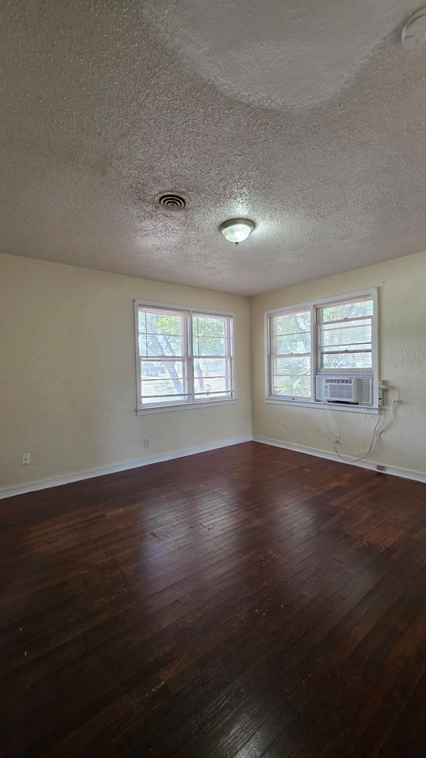 Building Photo - 4 Bedroom 2 Bath Single Family Home w/ 2 Bonus Rooms