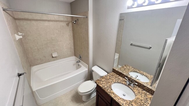 Building Photo - Beautiful 3/2 Townhouse Available !!