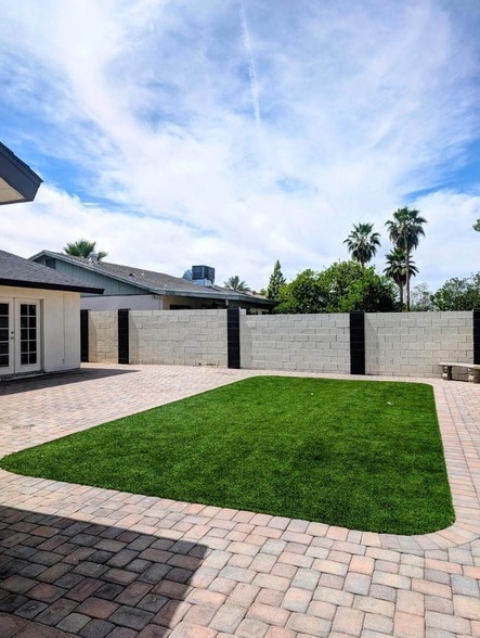 Building Photo - 1016 W Manhatton Dr