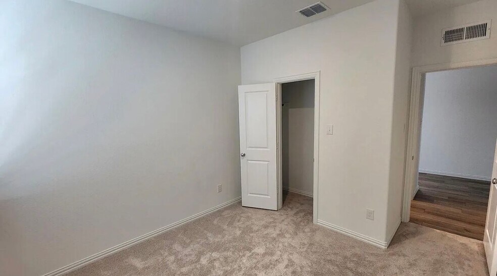 Building Photo - 1000 Chip St