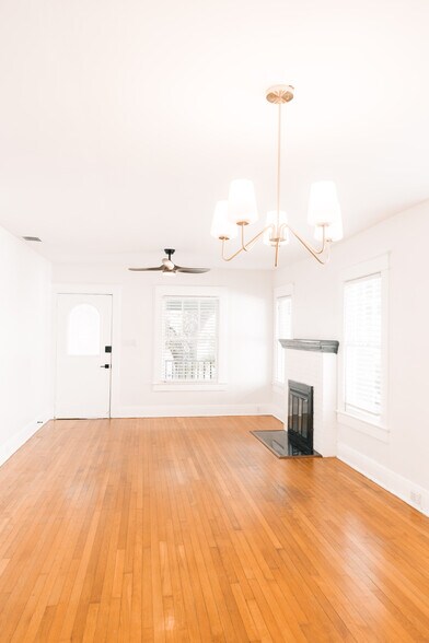 Building Photo - 902 W Columbus Dr