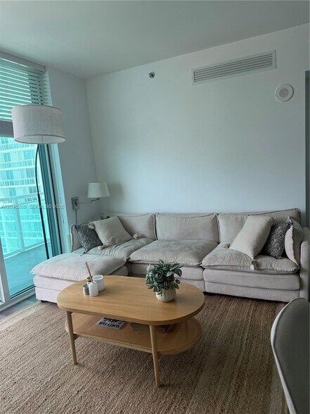 Building Photo - 950 Brickell Bay Dr