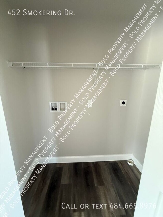 Building Photo - 452 Smokering Dr